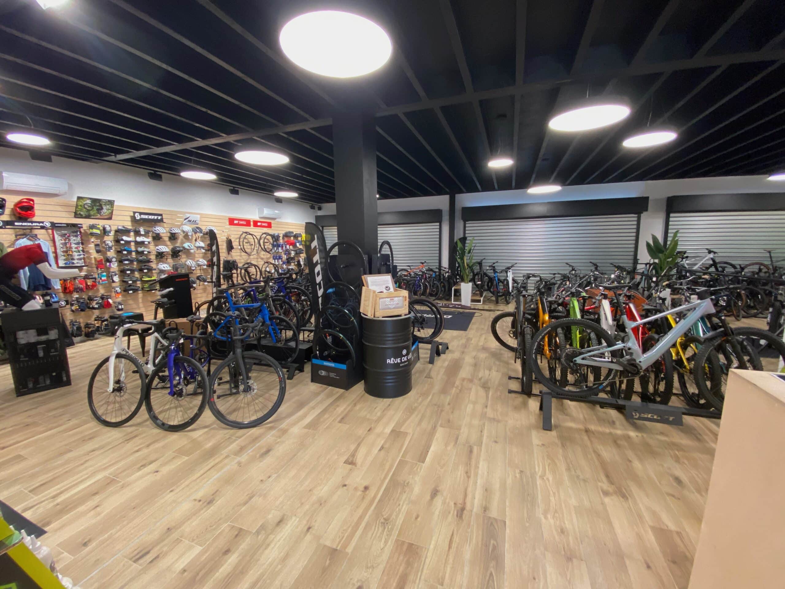 Magasin de Vélos Rêve de Vélo : VTT, Route et Accessoires Magasin Rêve de Vélo avec vélos Scott, VTT et équipements cyclisme dans un showroom spacieux et moderne.