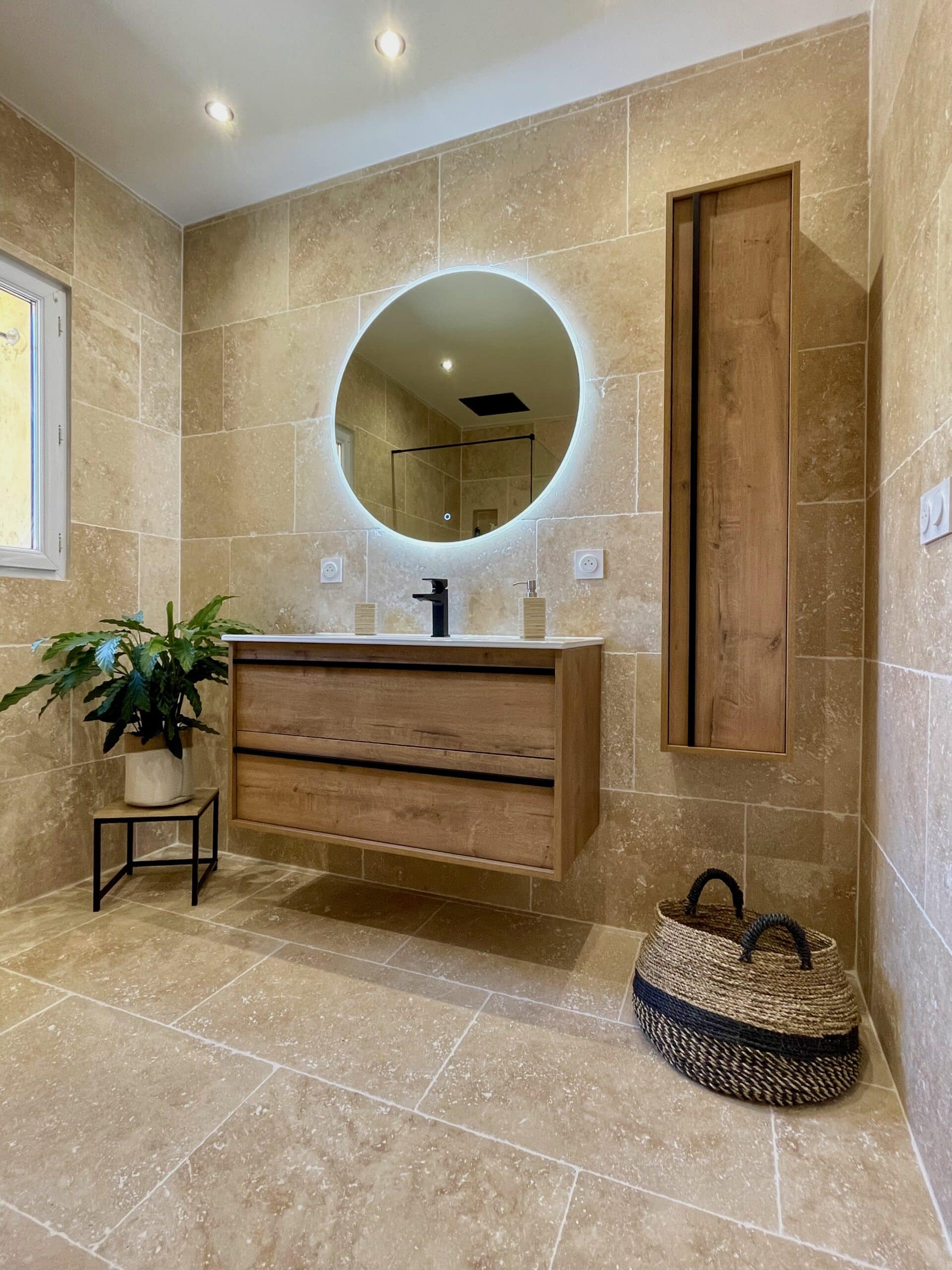 Salle de Bain Moderne : Travertin et Meuble Vasque en Bois Salle de bain moderne, pierre naturelle,meuble vasque bois, miroir rond rétroéclairé